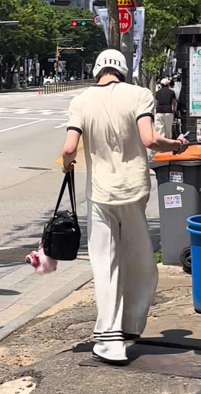 此男手肘红红的气血好足的样子​​​