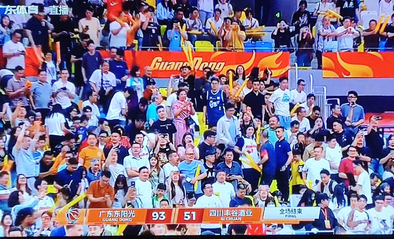 首节13-14输1分，令人啼笑皆非，也就是四川太弱了，上半场广东队其实状态全无，