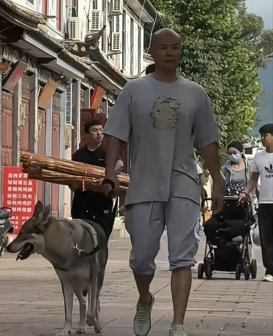 主持人乐嘉，近况曝光！8月8日，主持人乐嘉罕见更新动态，晒出一段视频，封面配文