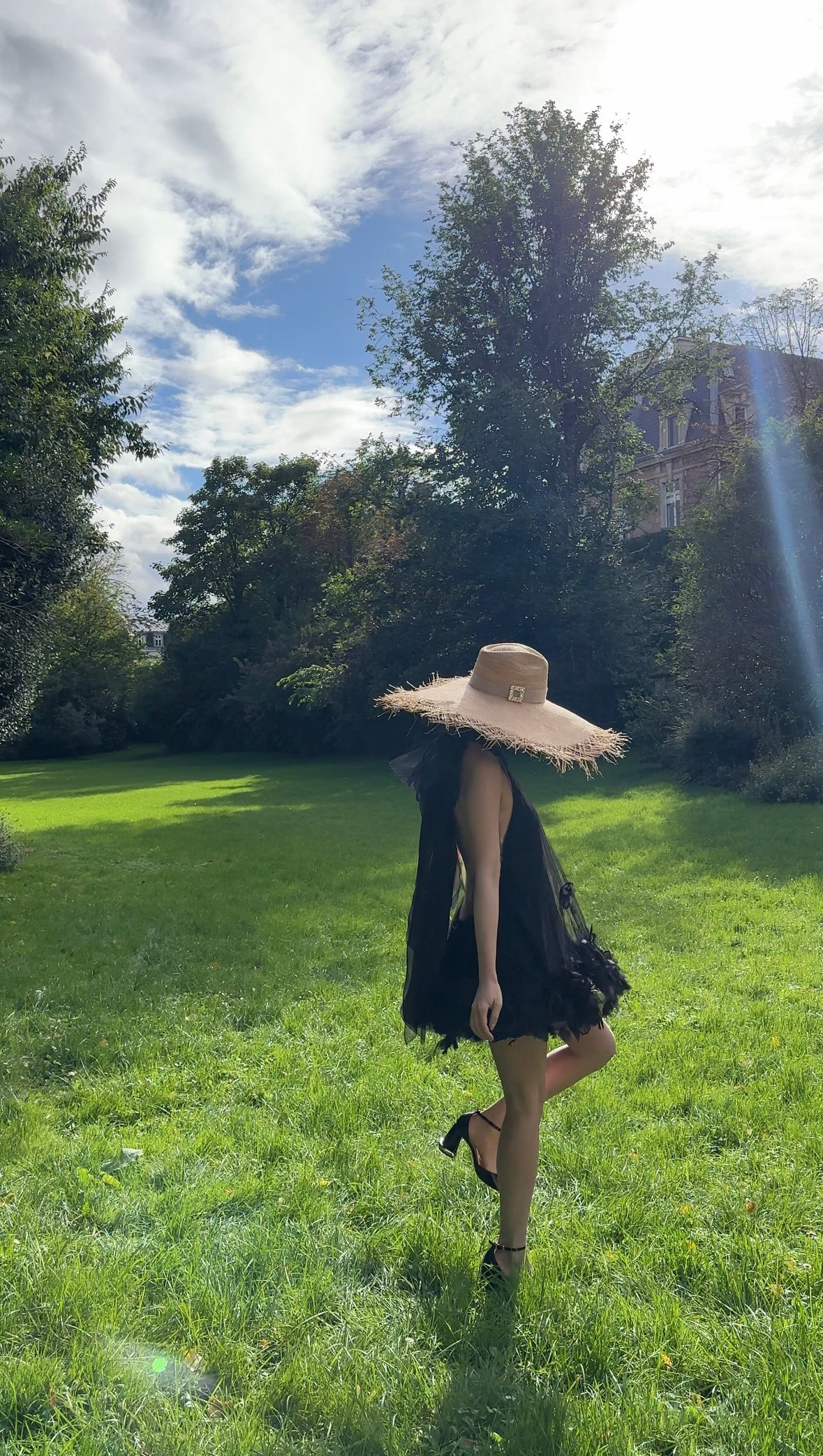 何超莲：挂脖花苞黑裙，这个背不去拔罐可惜了