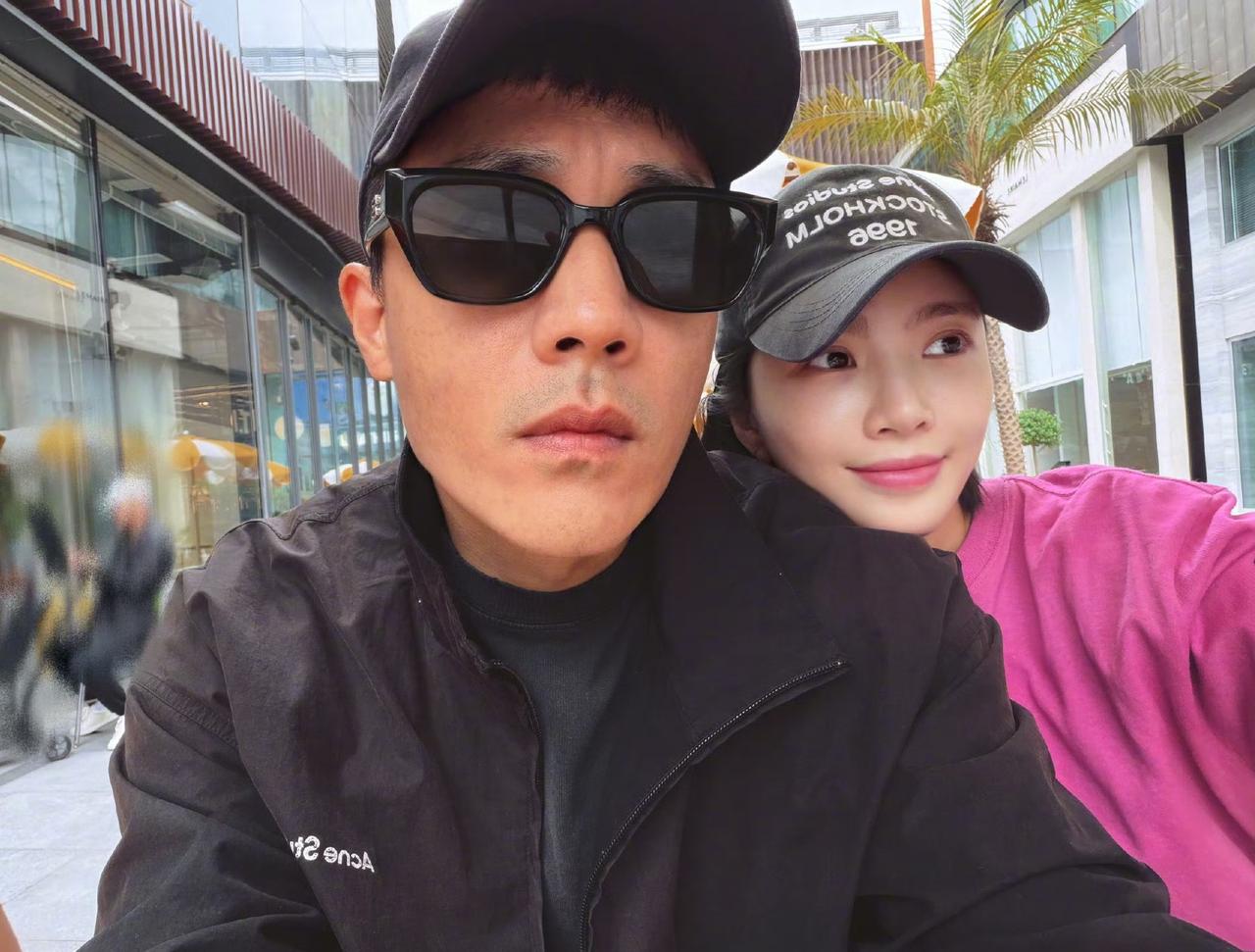 演员杜淳分享“慢生活”画面，夫妻二人悠闲逛街，享受宁静时刻。4月28日，杜淳