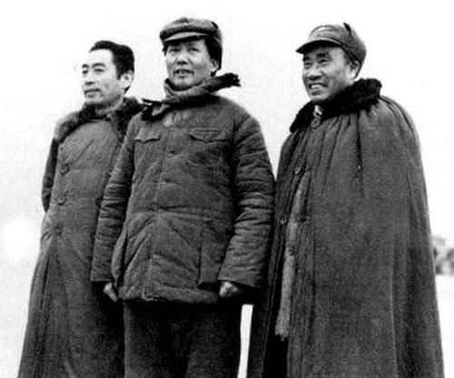 毛主席和周总理、朱老总、刘伯承等人，有一次被敌军飞机轰炸，差点全军覆没，非常惊险