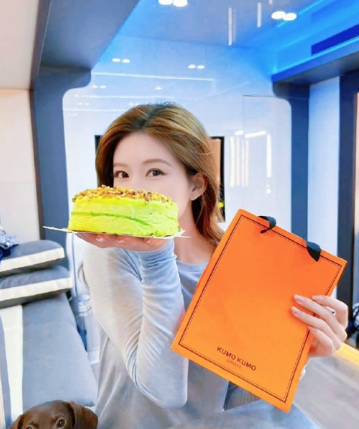 相逢太短，等不及茶凉，你若驻足，我陪你走完风霜