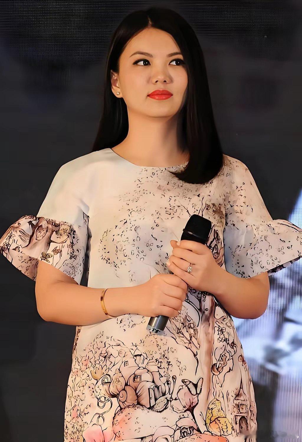 终于找到，李湘不再3婚的理由了！因为，实在没有哪个男人受得了，不论冬夏在门口蜷上