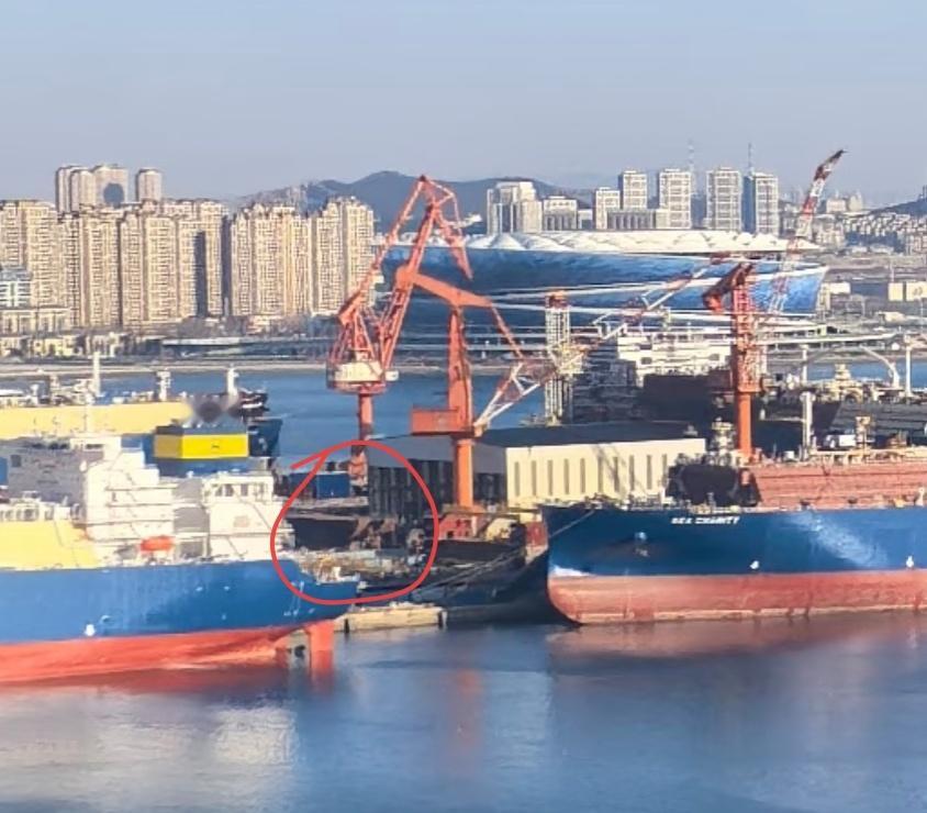 北方某地004信的侧视图前两天还在的舰尾分段今天新图中没了，看来已吊入船坞组装