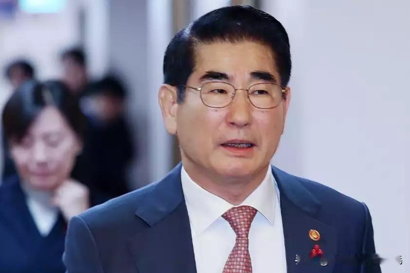 据韩国司法界5月15日消息，韩国第二综合特检组正式通知前国防部长官金龙显，需于本