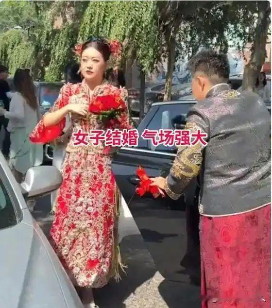 32岁新娘婚礼霸气尽显新郎全程似跟班模样叉腿一坐网友笑到喷直呼这媳妇新郎降