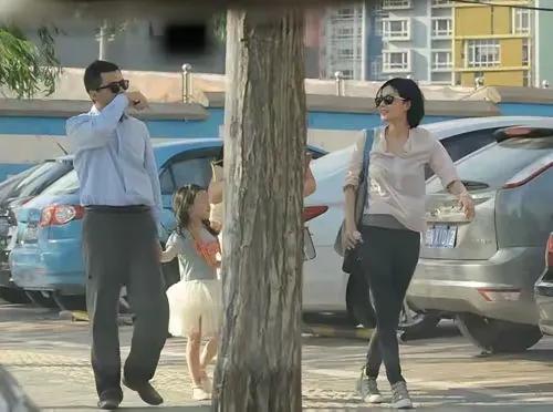 感觉李亚鹏特别爱李嫣，对小女儿夏夏似乎没有那么多精力与爱，原因有三点：李嫣的