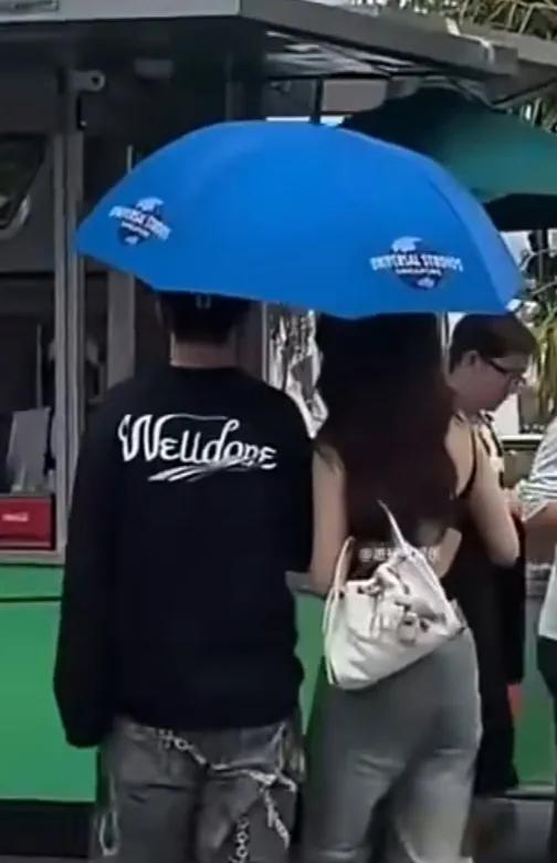 48岁的黄晓明icon新恋情又炸上热搜。新女友胡冉儿才26岁，和他差了22岁，而