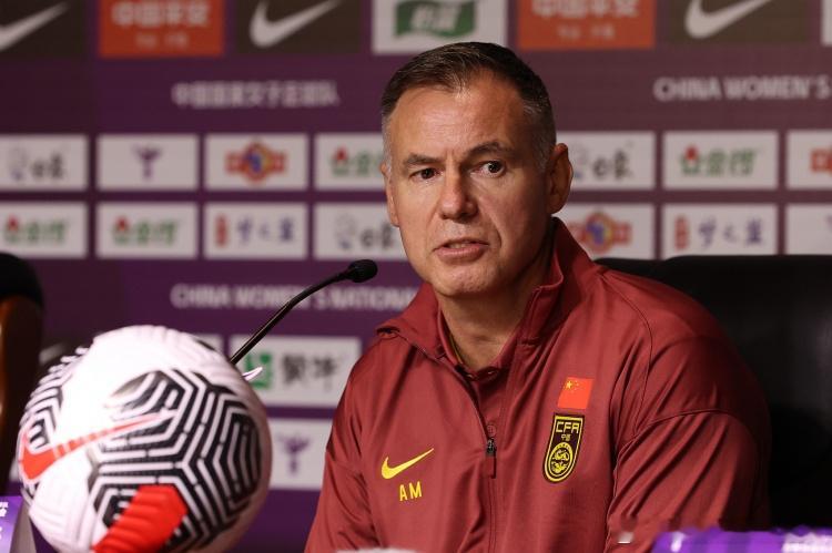🚨直播吧：中国女足主帅米利西奇离任，足协无需支付违约金。在欧洲拉练结束后，中国
