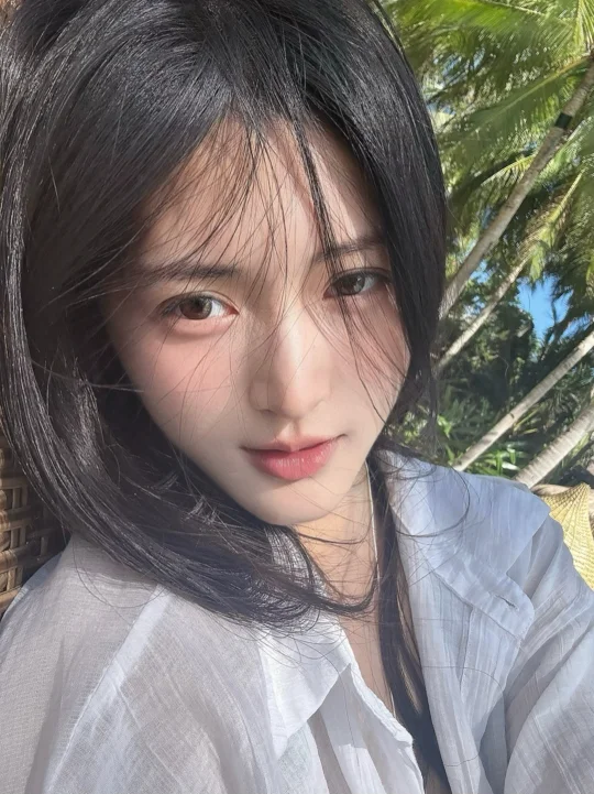 海风把头发吹的乱乱的