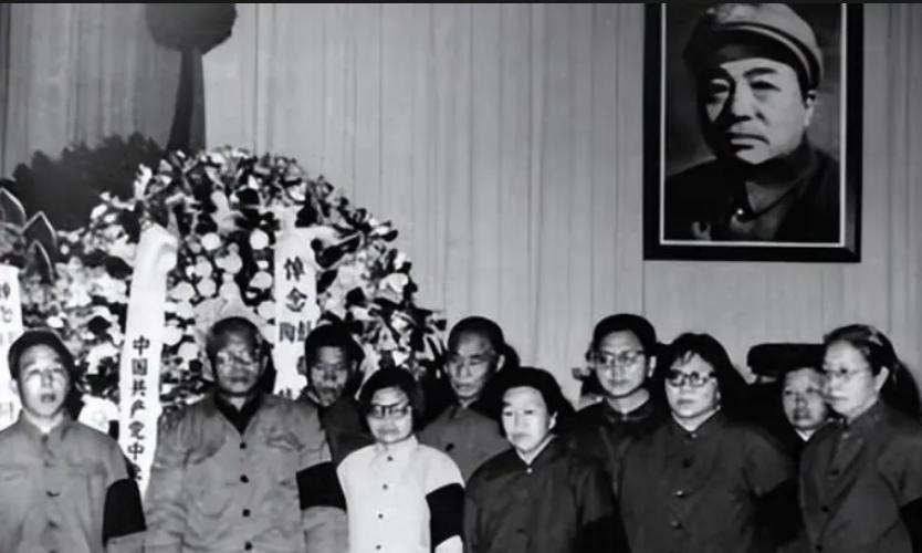 1978年，千里追寻彭老总的骨灰。四年前（1974年）的11月29号，老总病逝，
