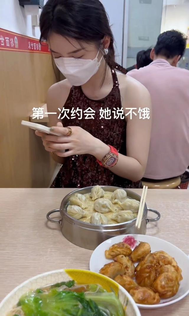 第一次约会，男子精心挑选餐厅，满心期待与心仪女生共度美好时光。可整个用餐过程中，