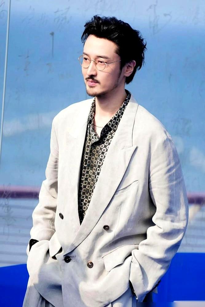 王传君挑大梁演主角的电影，票房停在3400万，豆瓣拿了6.2分。这部叫《不老奇事》的片子里，他演的郭
