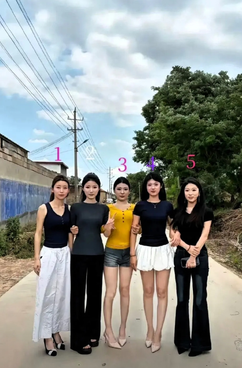 姐妹们回村了，假如跟你相亲，你会看上哪个？
