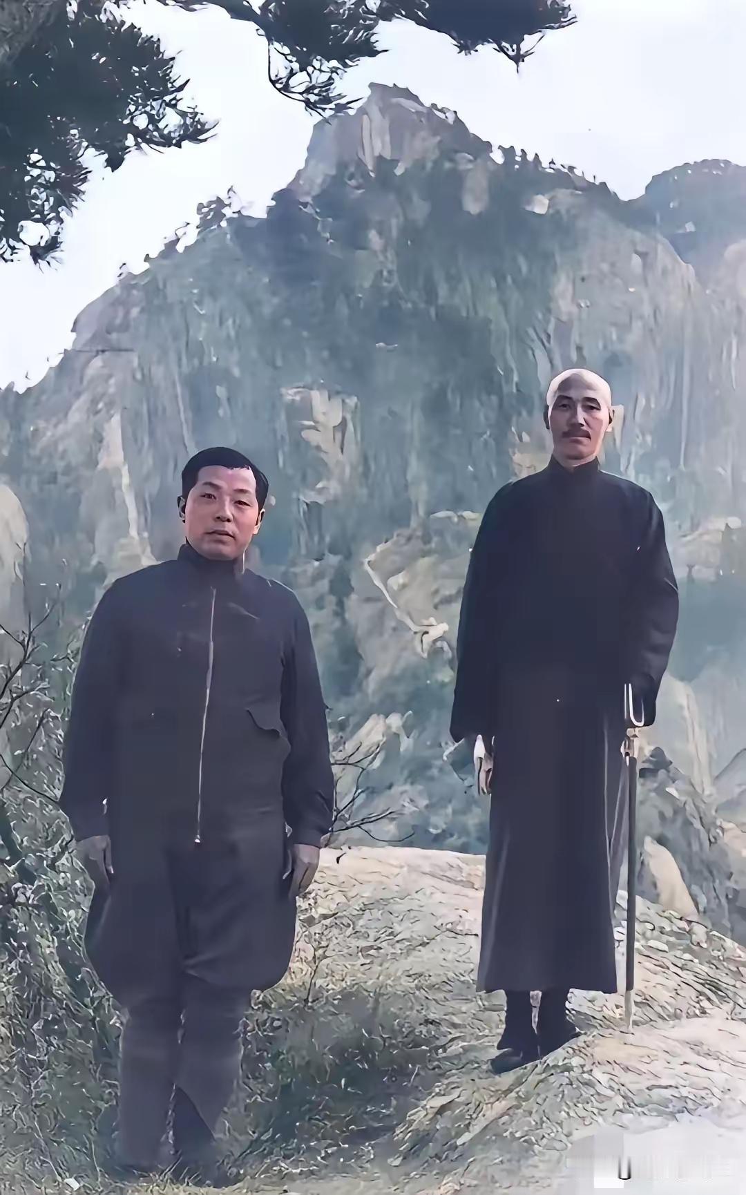 王铎：张学良陪蒋介石游华山这是1936年5月，张学良陪蒋介石浏览华山的情景。