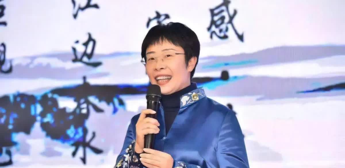 北大才女48岁至今未婚，朱迅问她：“你最想嫁给谁？”没想到，她脱口而出说的一个名