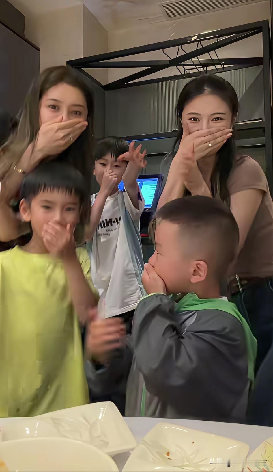 原来并不是梁靖崑二儿子冰棍欺负于何一儿子！是小于先推了冰棍一把，小于他亲娘