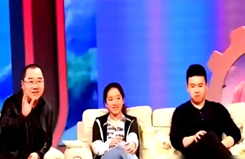 65岁的英达跑去儿子直播间刷脸，儿媳妇王博谷一句话把桌子掀了：我们家两个孩子，户