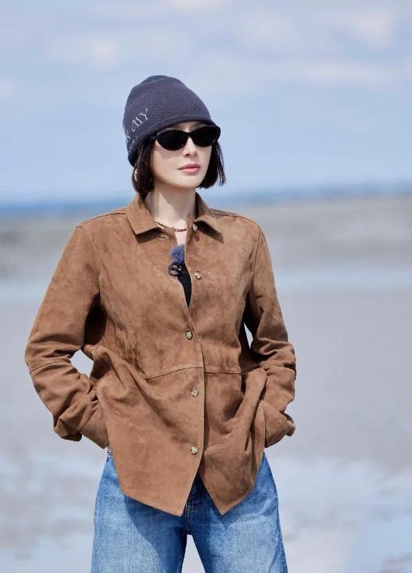 秦岚的旅行穿搭，才是普通人能抄作业的高级感。✨一件麂皮衬衫，既能搭配牛仔裤走休