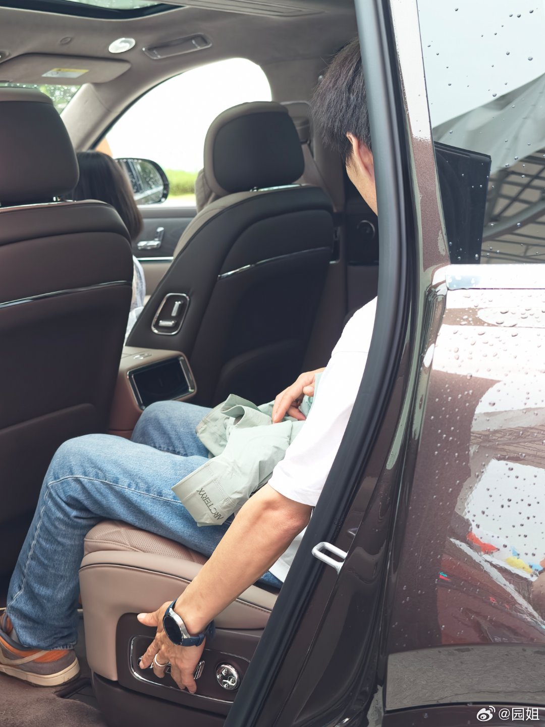 我老公在新款问界M9上从前面坐到后面，就是不下车啥意思呢