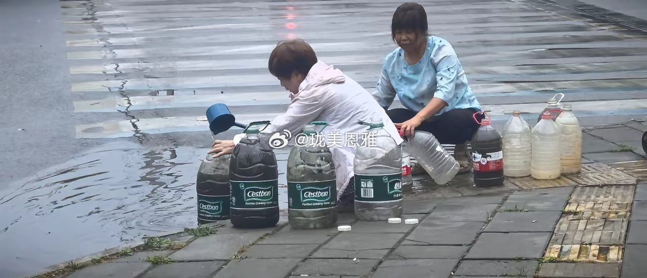 谁知道，雨后成都街头她们打路边的脏水干什么？