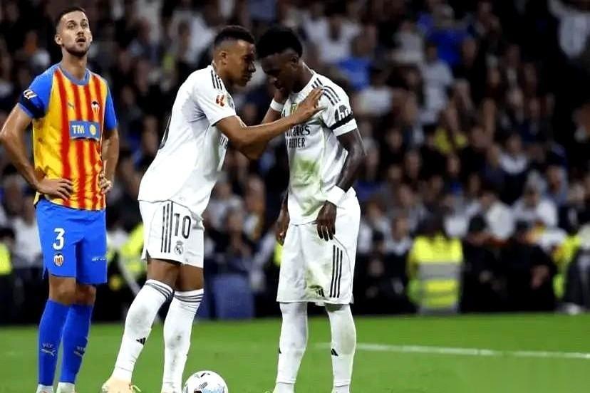 阿森纳居然在榜首，你敢信？唯一的败仗还是拜利物浦所赐，结果一转头，利物浦自己来