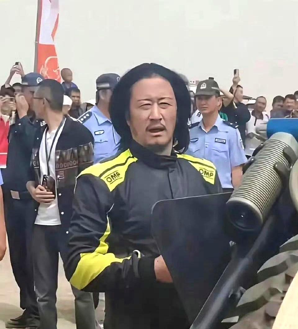 吴京说自己是满族正白旗的，这没问题。但他反复提，说祖上是武术世家，出过好几