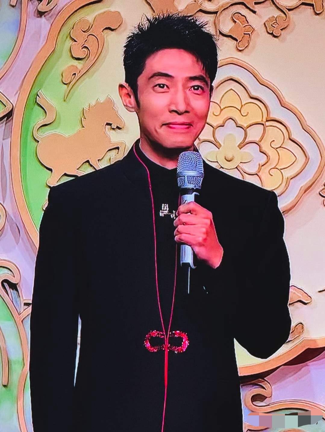 一查才知道，撒贝宁今年竟已50岁！1976年生于湛江、长在武汉的他，23岁就