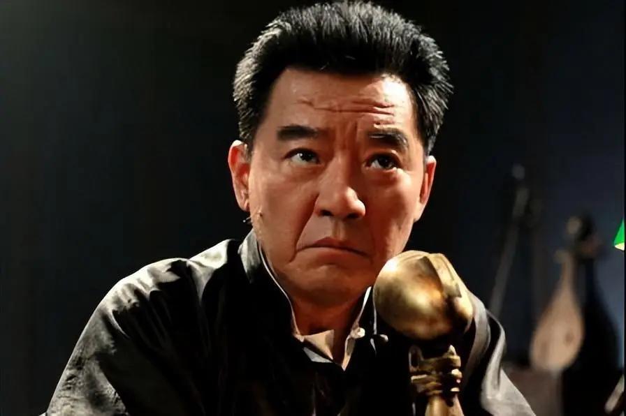 演员李立群说：“甭管什么工作，赚俩子和赚2个亿没什么区别，一年赚几个亿的人，他也