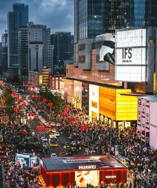 “中国人臭、车臭，连城市的空气都弥漫着臭味！”近日，一华裔公然抹黑中国，称中国“