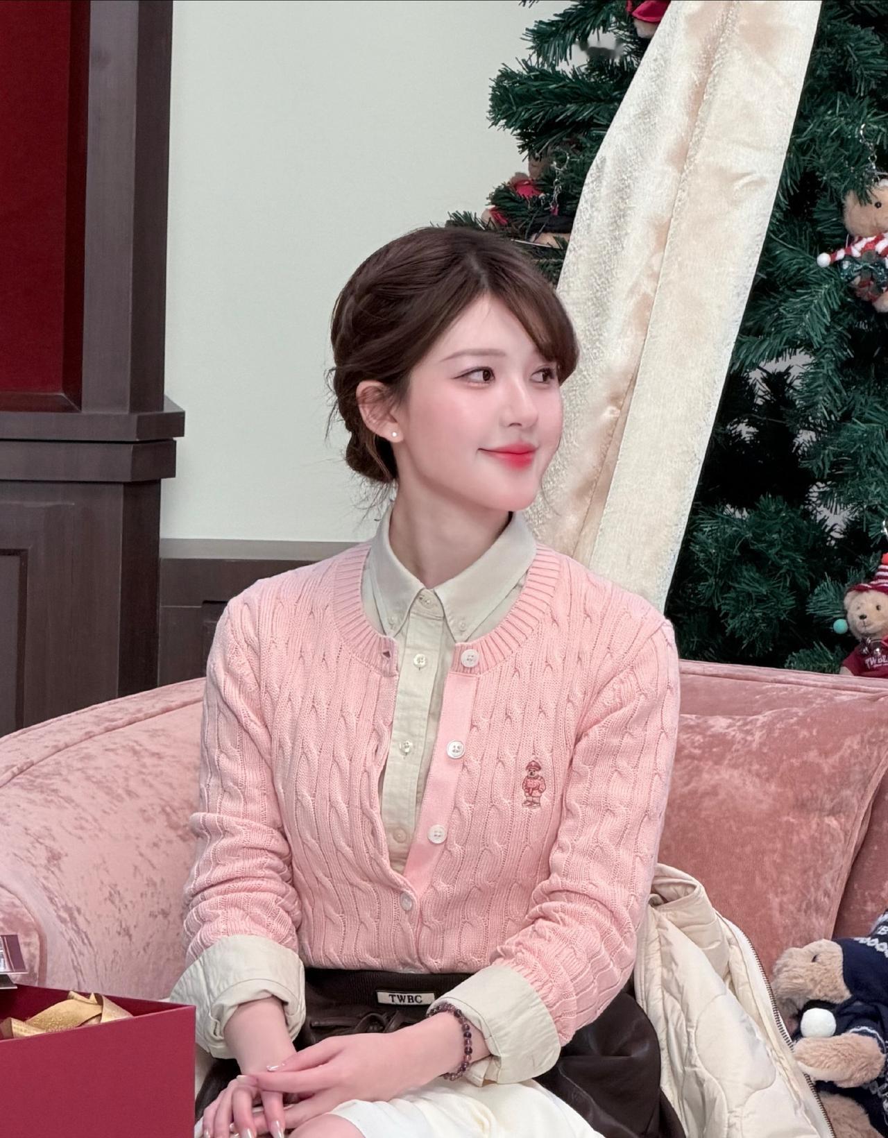 赵露思今晚直播，好可爱，感觉长了一点肉状态更好了​​​