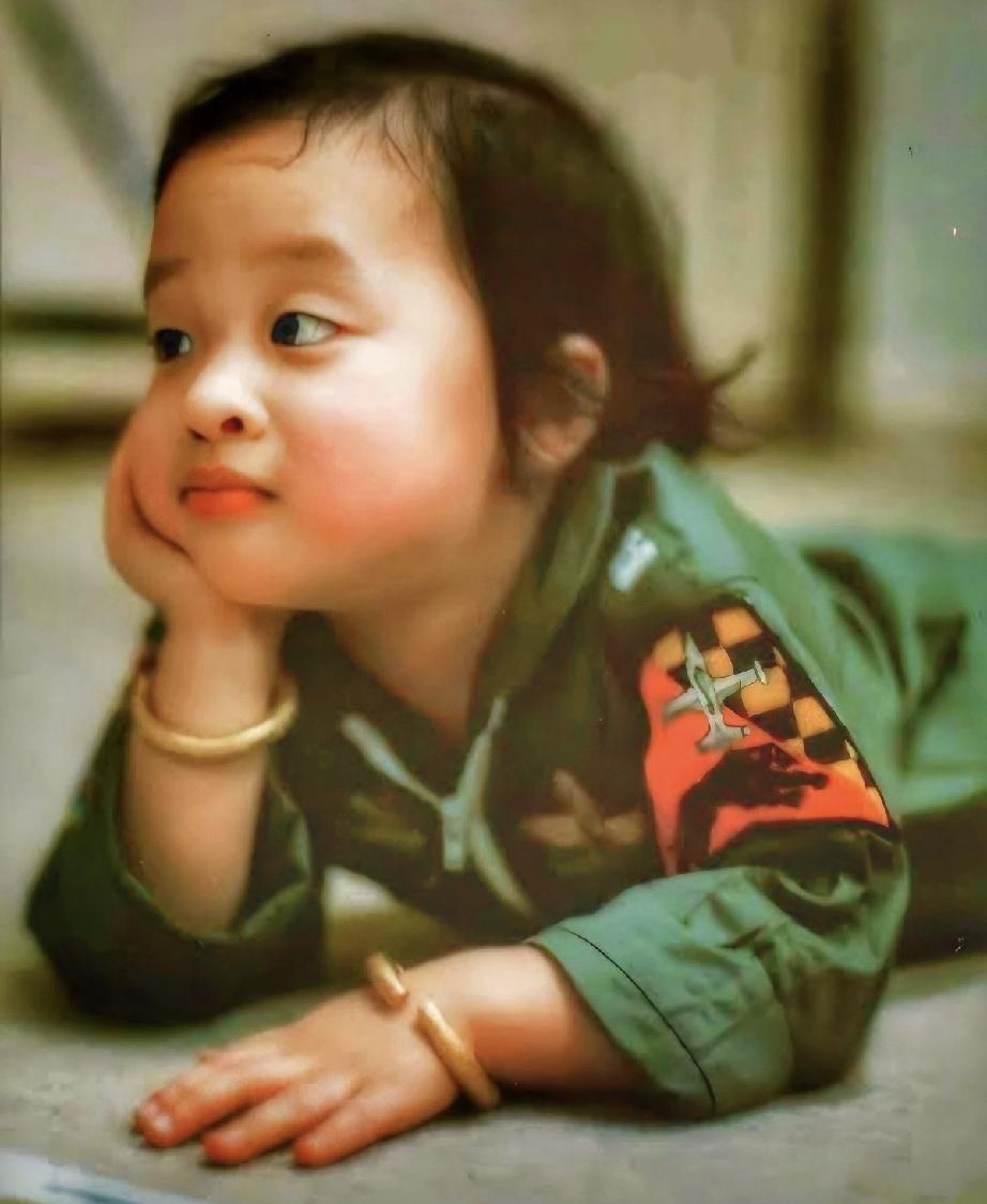 幼年的帕公主软萌又乖巧，集万千宠爱于一身，是祖父母、父母捧在手心里的宝。正在