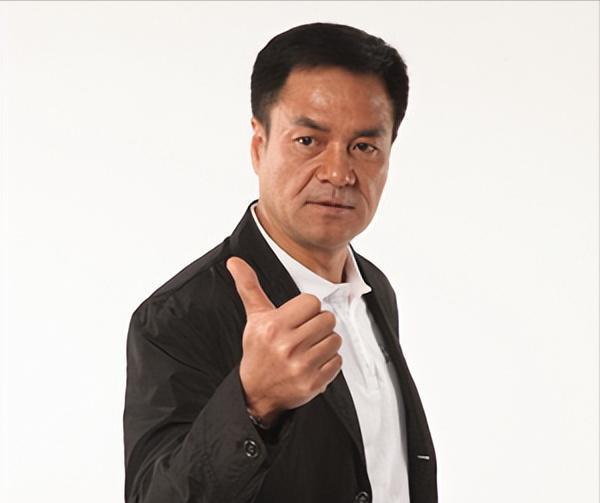 1994年，王志文撅走了尤勇智的女朋友许晴，尤勇智痛哭流涕来到葛优家说：“兄弟，