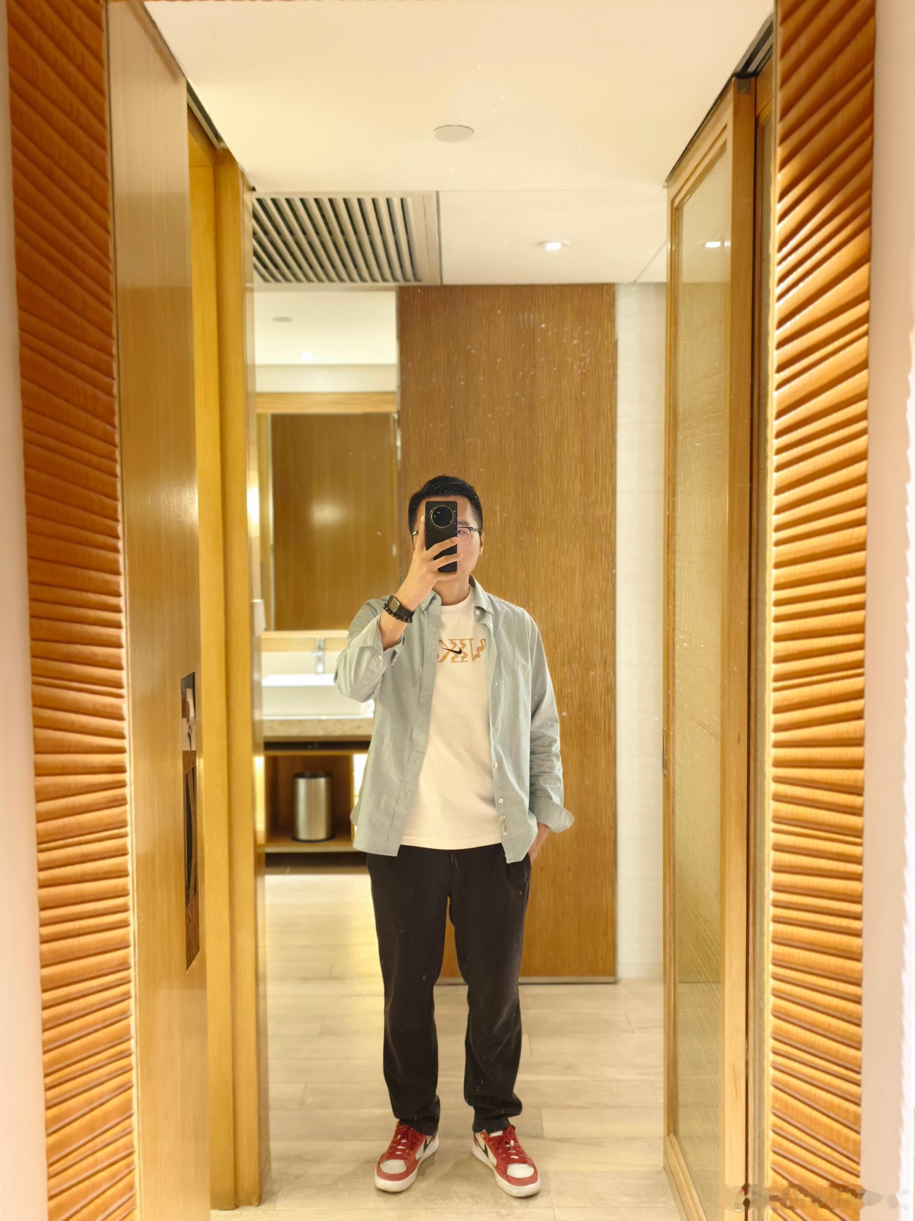 早安，三亚。昨晚抵达三亚，也是今年第二次来这里。旁边那间酒店貌似房费不便宜，一直