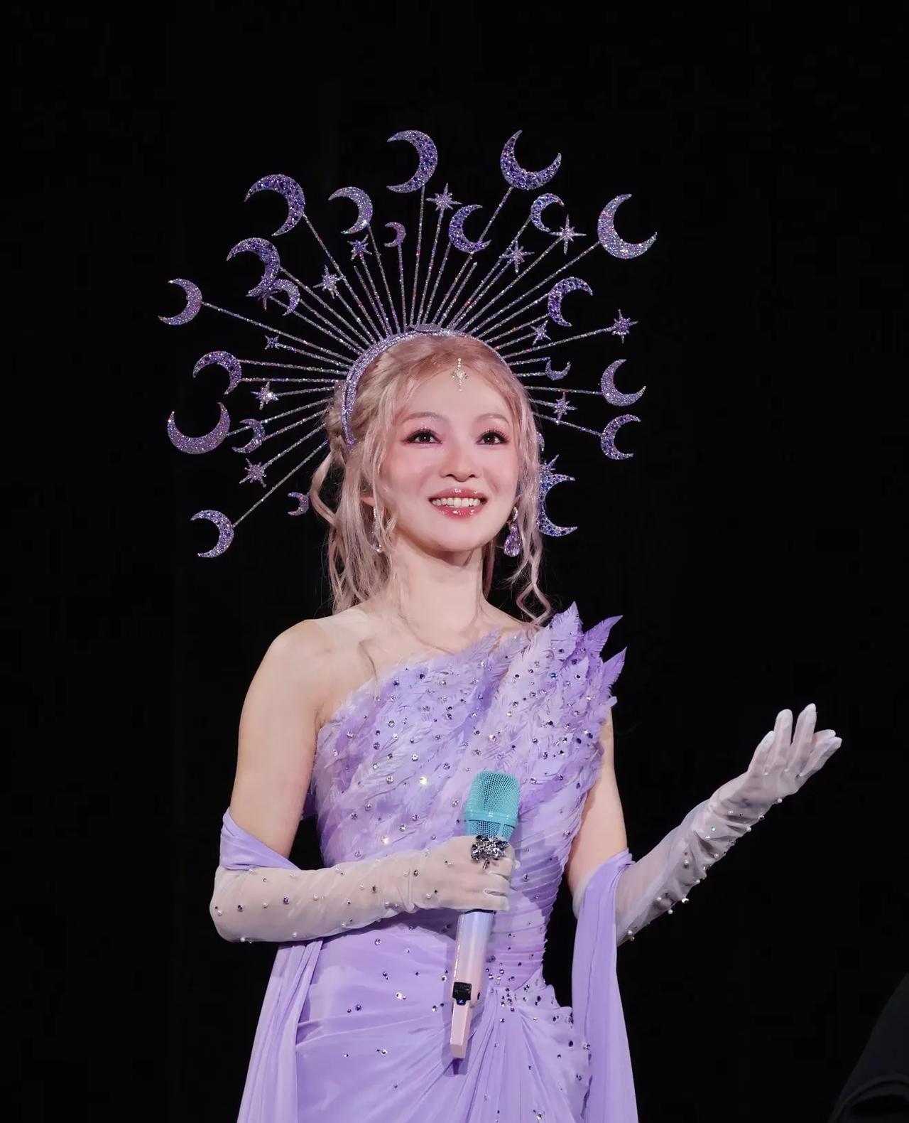 给张韶涵的造型师加鸡腿吧，真的太美了！张韶涵每次出场都是精心设计，希望给观众