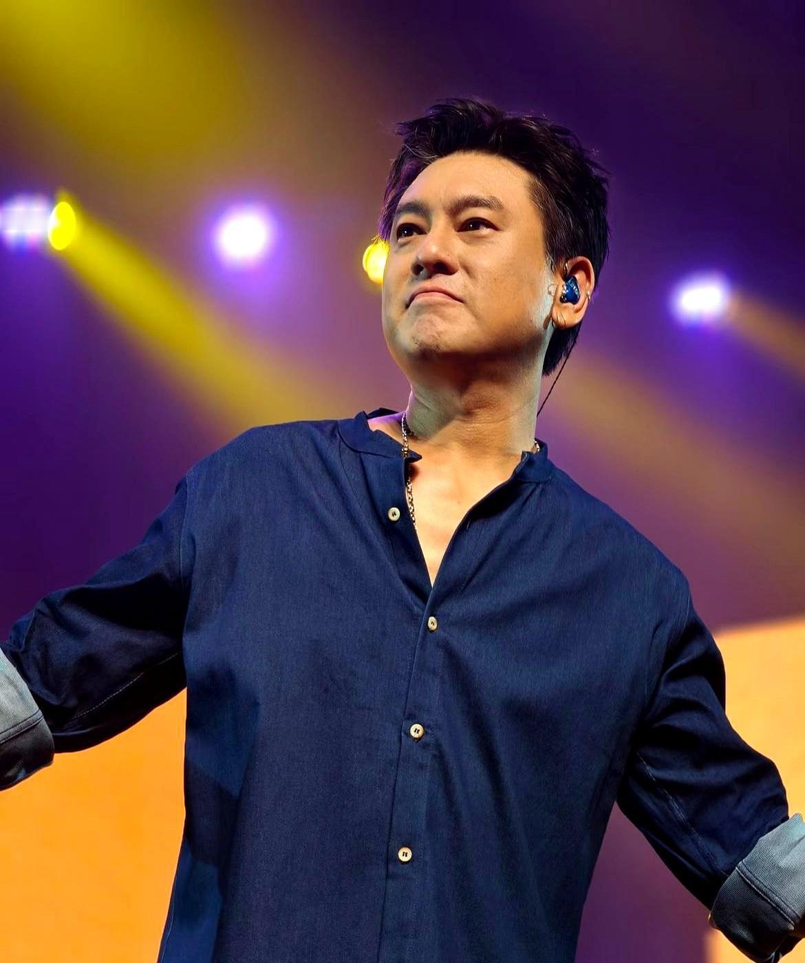 朱孝天卖个酸辣粉，评论区直接炸了。就因为他带货的是麻六记，弹幕全在刷他“站队