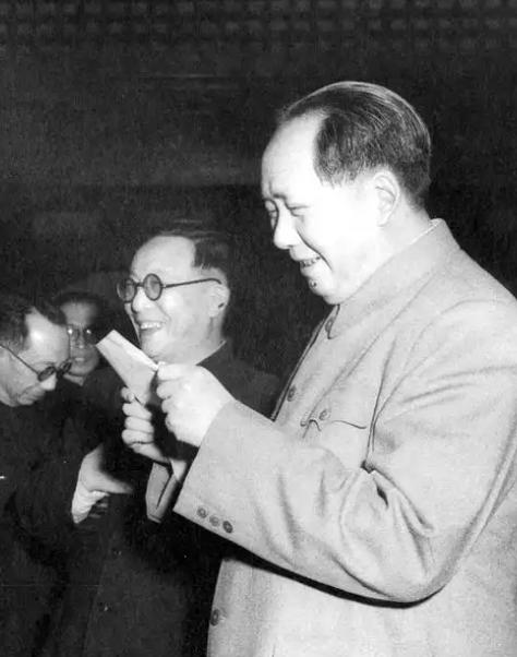 1959年上海会议期间，毛主席见到江西省委书记杨尚奎的夫人水静，风趣地对她说：