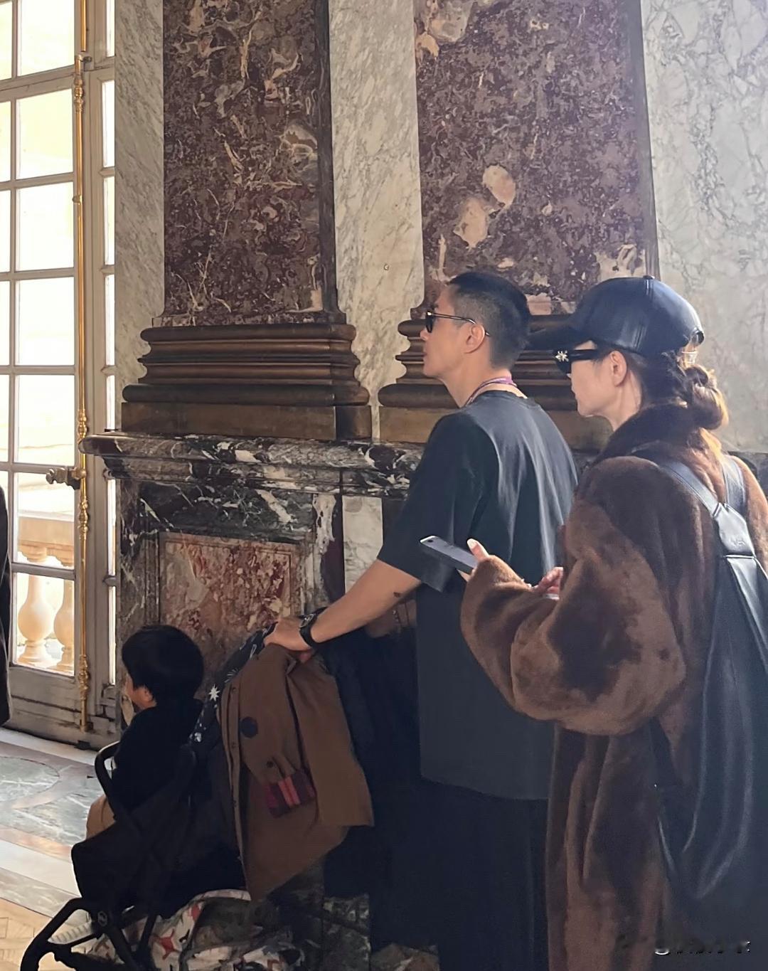戚薇和老公李承铉带着小儿子一起在巴黎旅游，她穿着毛皮大衣，打扮贵气十足。李承铉留