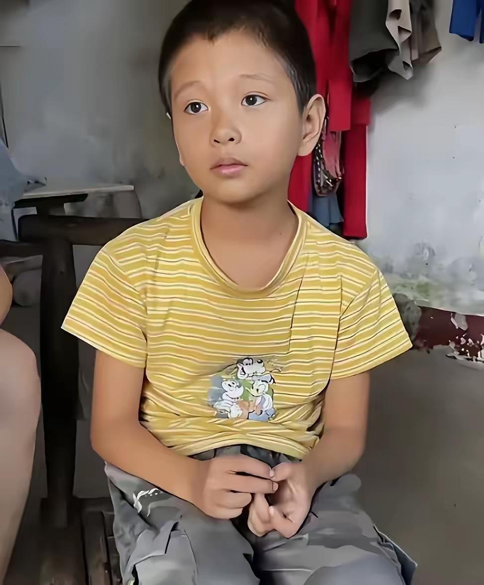 9岁男孩父母双亡，堂哥接回家抚养，未婚妻：有他没我！堂哥想了一个晚上后，对她说：
