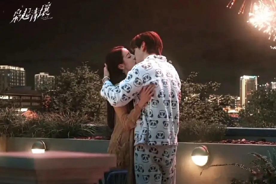 《枭起青壤》炎拓跟聂九罗捅破窗户纸亲在一起了，而且炎拓穿的睡衣还是熊猫样式的这该