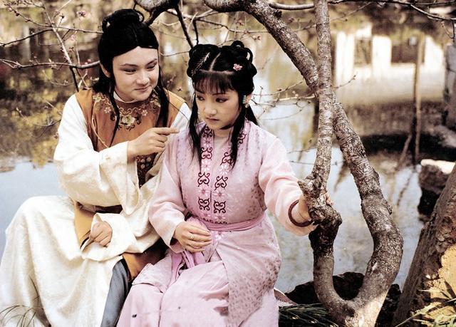 紫鹃自己怕被责罚，却撺掇黛玉往枪口上撞。昨天写了《自私的紫鹃，一心想把黛玉往