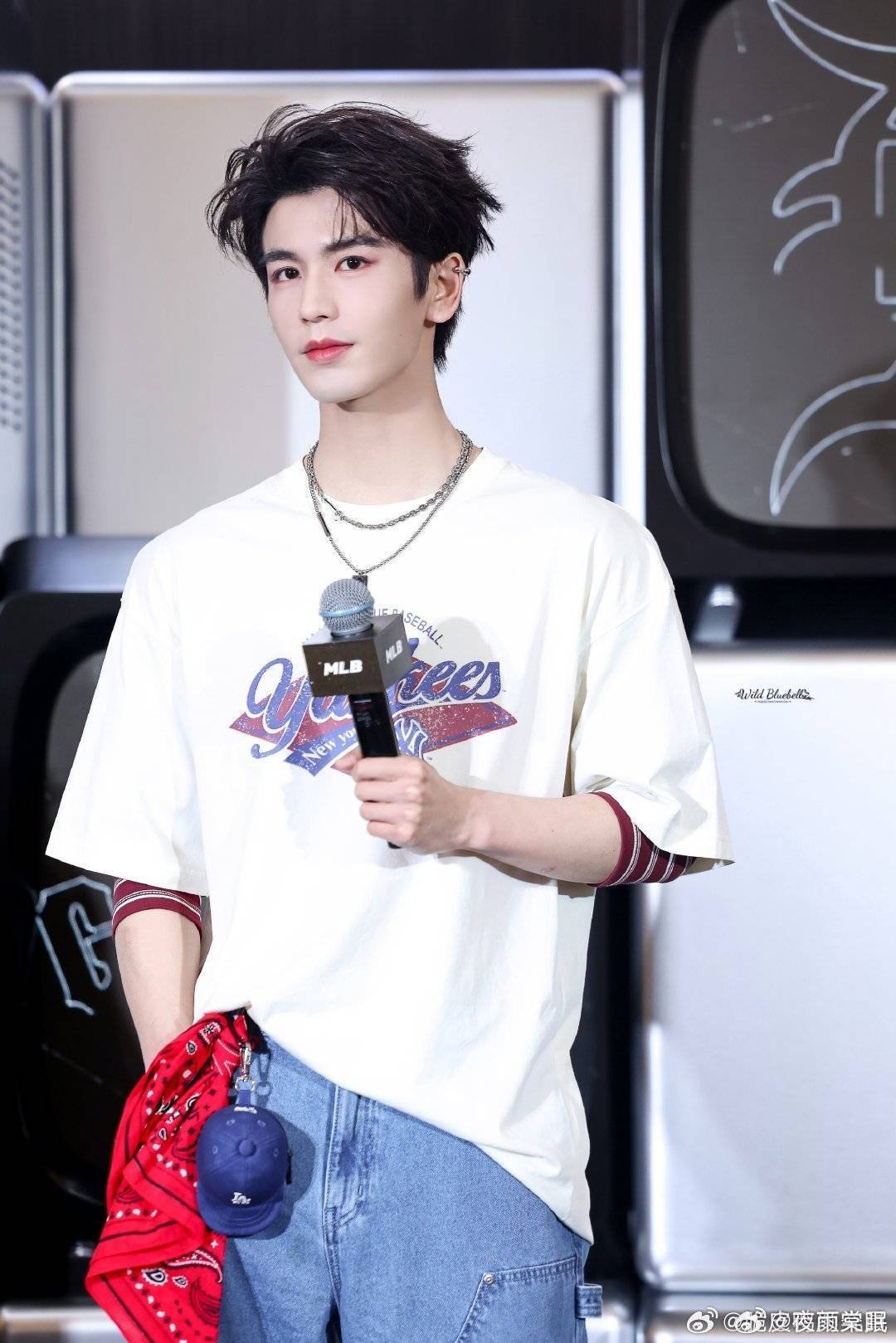 真的是很权威了，帅的离谱啊张凌赫不愧是从小抱鳄鱼的男人​​​