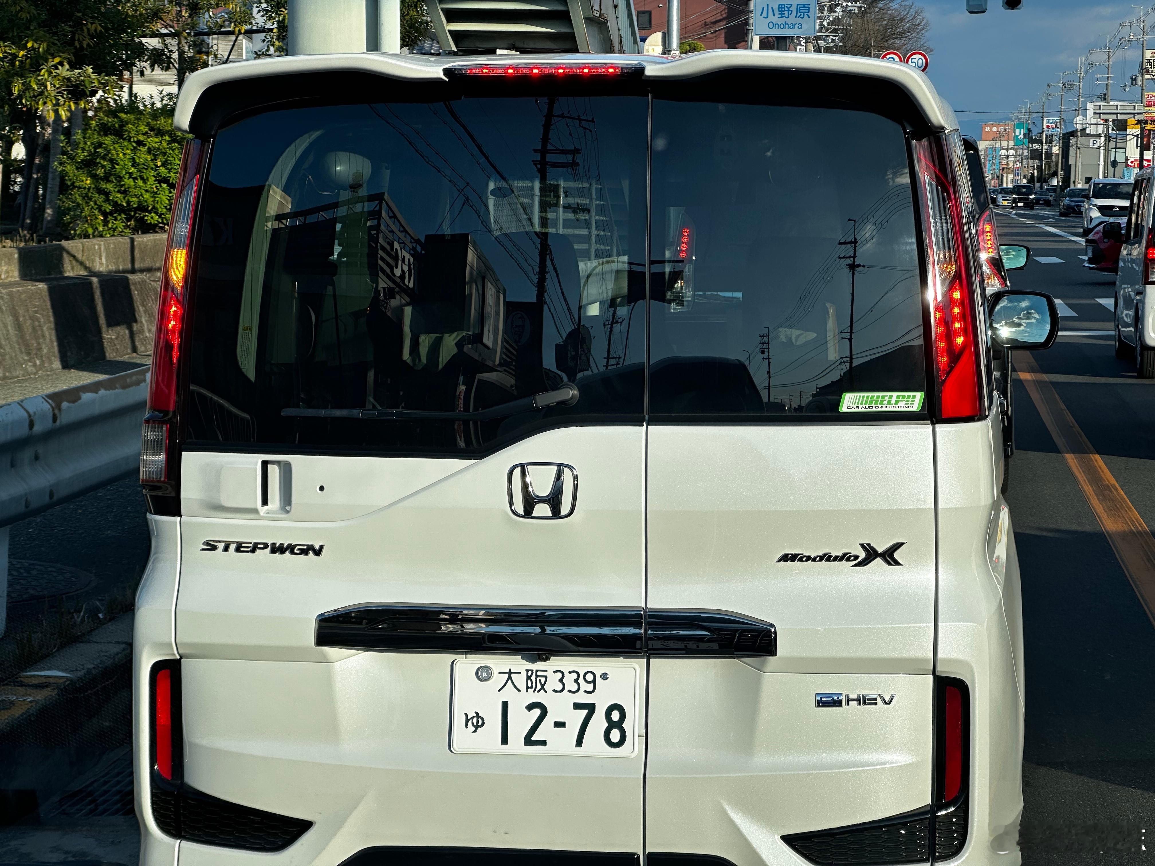 型车街拍上一代本田STEPWGNSPADA，还带ModuloX套件。