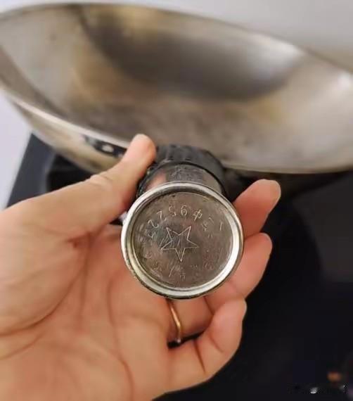 全网都笑了,还以为厂家是真的听劝啊,可没想到被“假李逵”代替了。近日一女子发