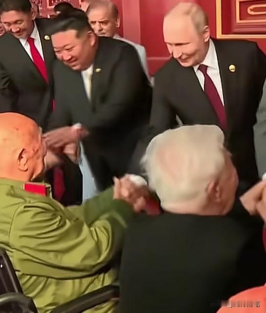 阅兵开始之前一个最温馨感人的画面，就是各国领导人在天安门城楼上面，逐一与到场观看