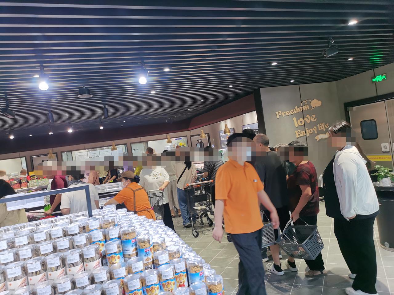 我给胖东来提一条小建议。“请大家自觉排队！〞豆腐摊旁，胖东来员工大声提醒。“