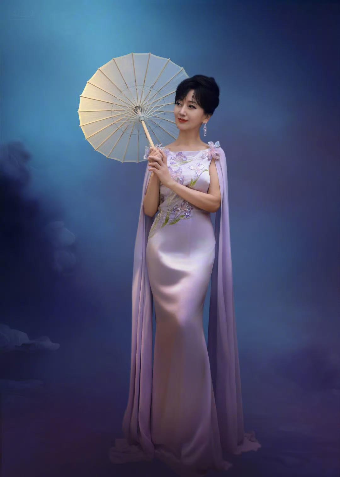 你们敢相信这是70多岁的赵雅芝吗？真的不敢相信！穿紫色裙的赵雅芝，状态这么好