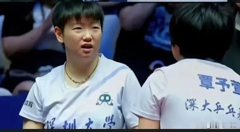 孙颖莎都气的嘟嘟嘴了，别再做教练了！愁死了吧！今年乒超联赛，莎莎兼职做了教