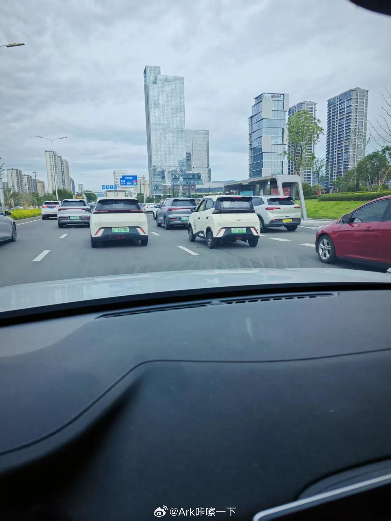起猛了，为什么我觉得旁边的比丫滴海呕比左边的正品要好看有点东